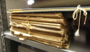 Documentos encadernados fragilizados antes do tratamento de preservação