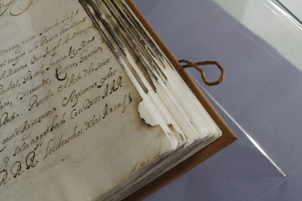 Restauración y digitalización de los Libros de Actos de la Universidad de Granada, 1642-1703