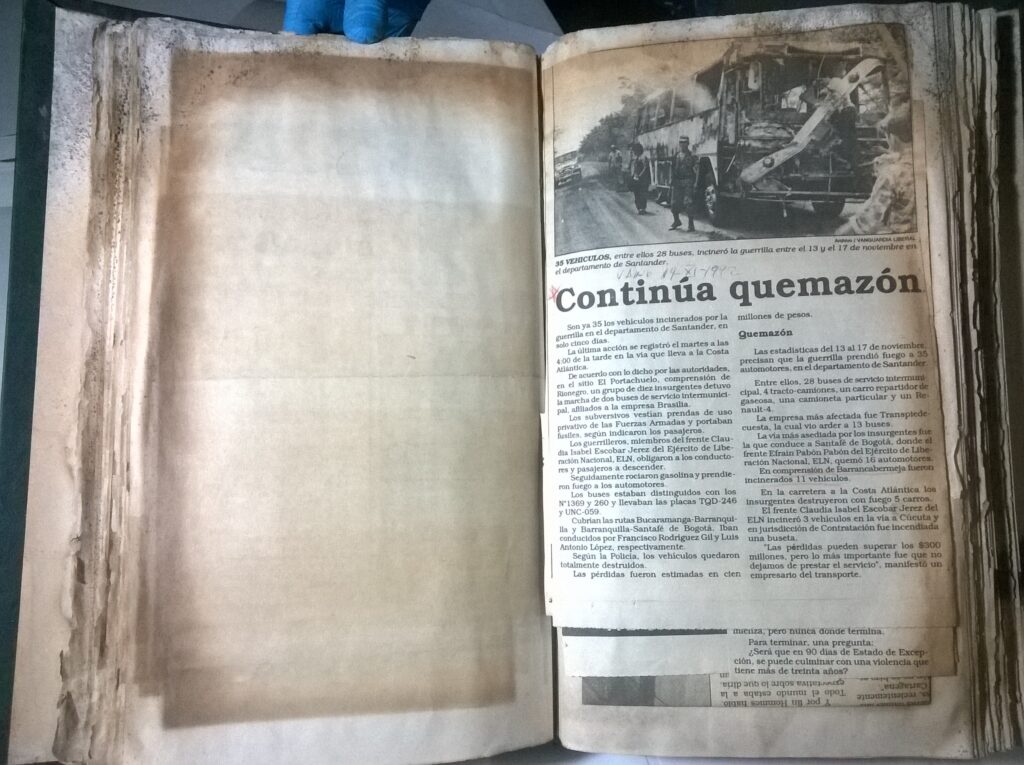 Cambio de unidades de conservación y digitalización de recortes de prensa de derechos humanos ( 1988-1996) contenidos en 50 tomos que presentan avanzado grado de deterioro y forman parte del Archivo Histórico de la Corporación Regional para la Defensa de los derechos Humanos