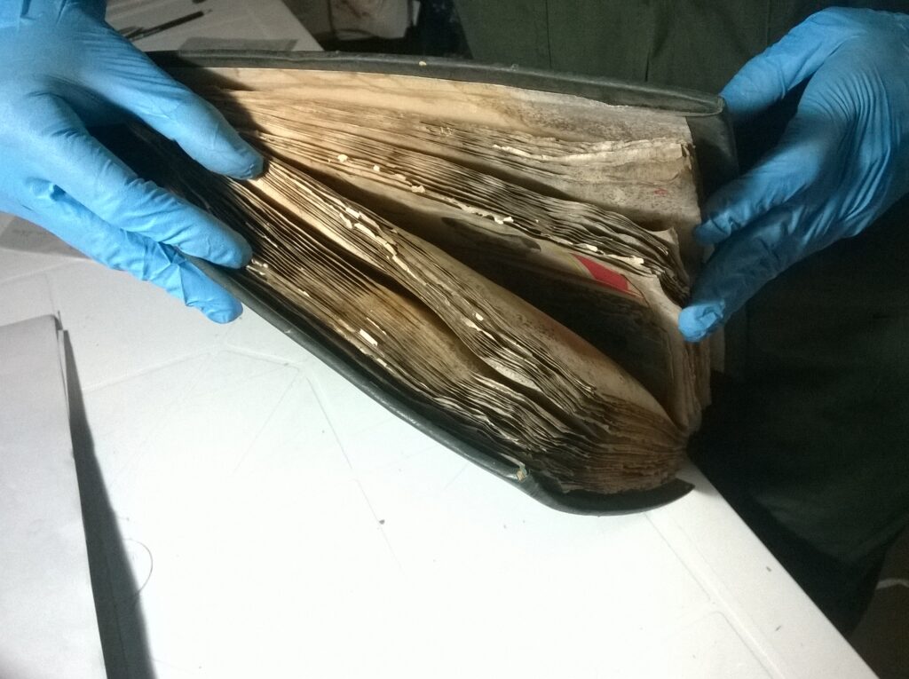 Cambio de unidades de conservación y digitalización de recortes de prensa de derechos humanos ( 1988-1996) contenidos en 50 tomos que presentan avanzado grado de deterioro y forman parte del Archivo Histórico de la Corporación Regional para la Defensa de los derechos Humanos