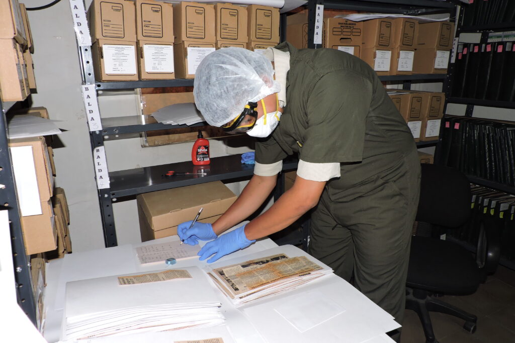 Cambio de unidades de conservación y digitalización de recortes de prensa de derechos humanos ( 1988-1996) contenidos en 50 tomos que presentan avanzado grado de deterioro y forman parte del Archivo Histórico de la Corporación Regional para la Defensa de los derechos Humanos