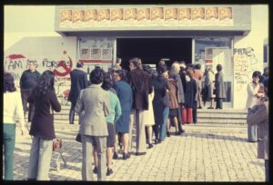 Ver antes de disparar. As revoluções na América Latina e em Portugal pela lente do fotojornalista Carlos Gil
