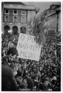 Ver antes de disparar. As revoluções na América Latina e em Portugal pela lente do fotojornalista Carlos Gil