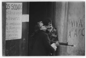 Ver antes de disparar. As revoluções na América Latina e em Portugal pela lente do fotojornalista Carlos Gil