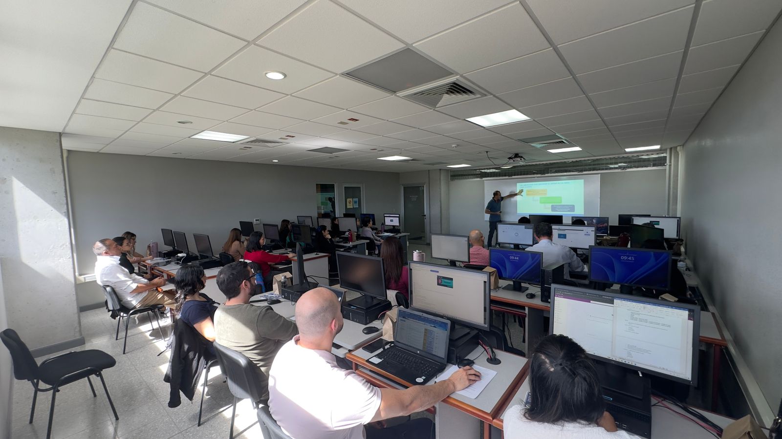 Capacitación y actualización profesional para los miembros de la Comisión Interinstitucional de Jefes y Encargados de Archivos Centrales del Sector Público Costarricense (CIAP)