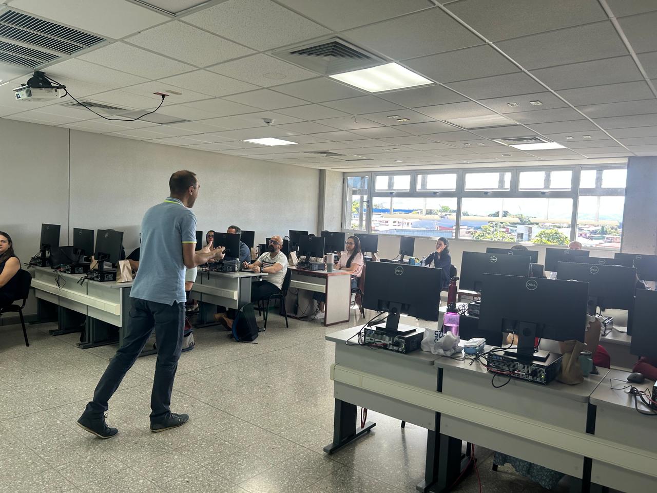 Capacitación y actualización profesional para los miembros de la Comisión Interinstitucional de Jefes y Encargados de Archivos Centrales del Sector Público Costarricense (CIAP)