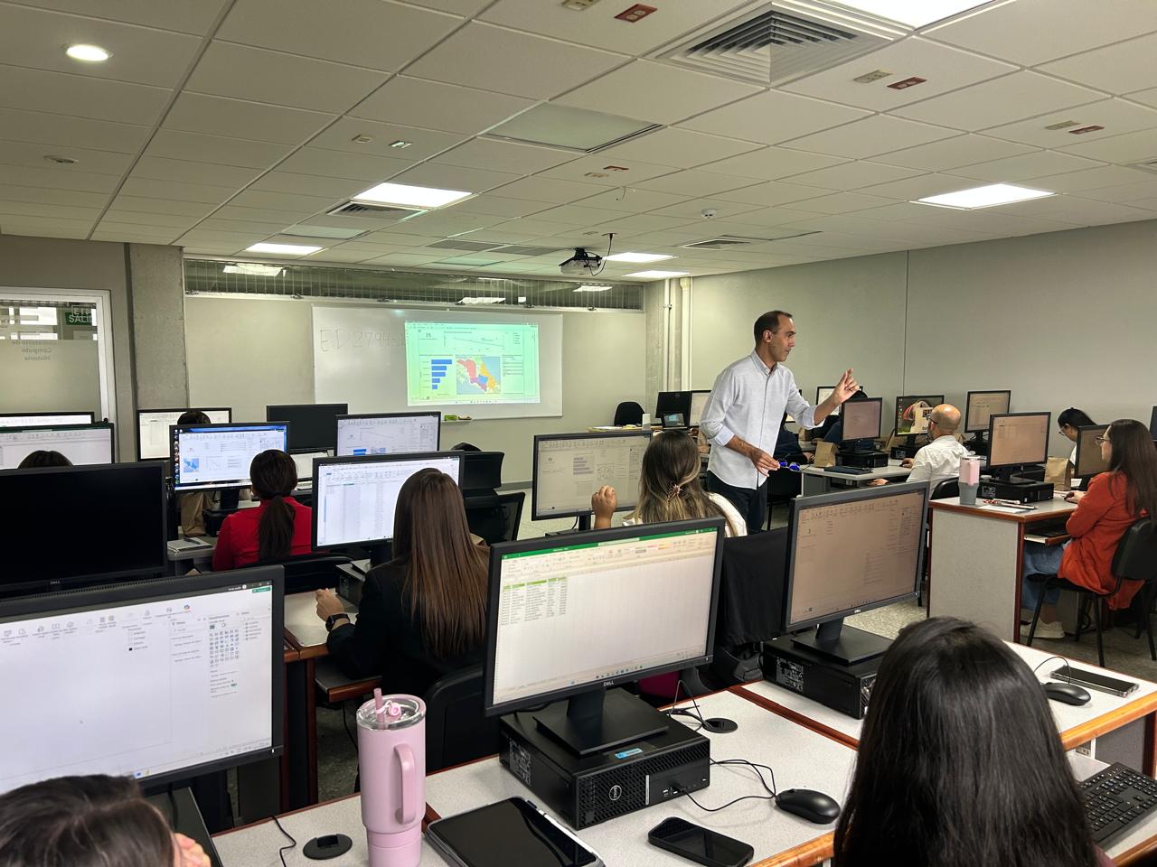 Capacitación y actualización profesional para los miembros de la Comisión Interinstitucional de Jefes y Encargados de Archivos Centrales del Sector Público Costarricense (CIAP)