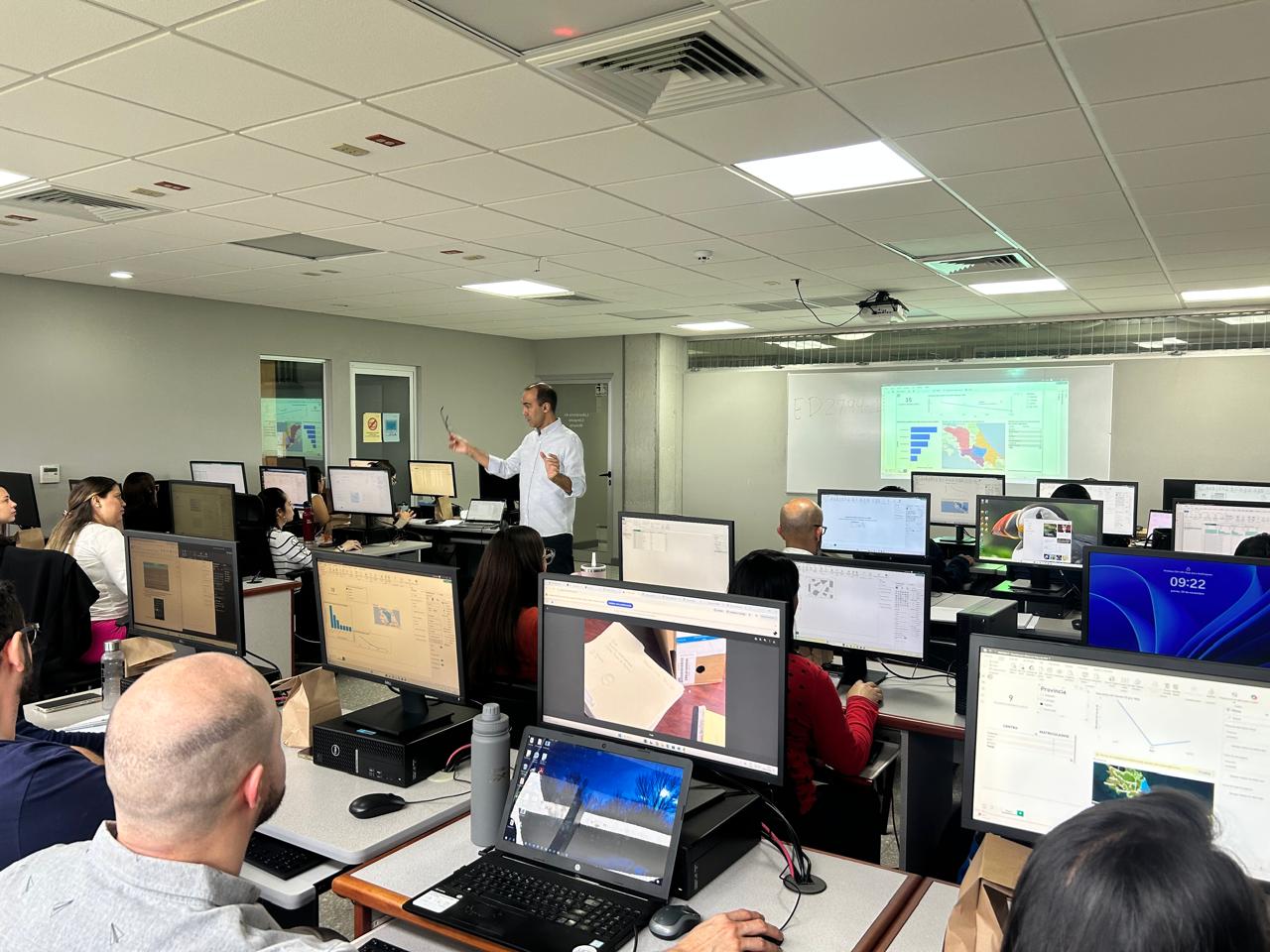 Capacitación y actualización profesional para los miembros de la Comisión Interinstitucional de Jefes y Encargados de Archivos Centrales del Sector Público Costarricense (CIAP)