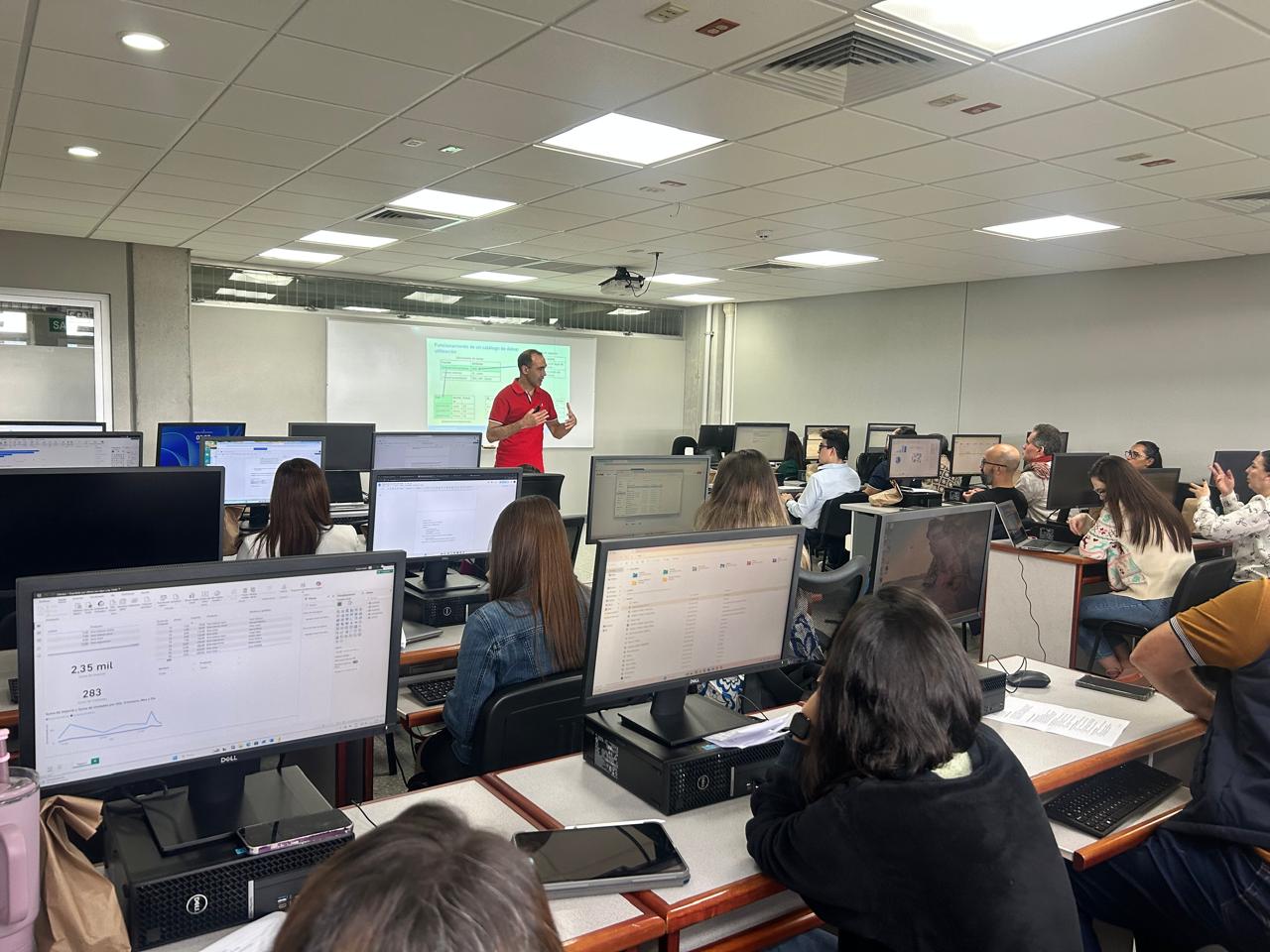 Capacitación y actualización profesional para los miembros de la Comisión Interinstitucional de Jefes y Encargados de Archivos Centrales del Sector Público Costarricense (CIAP)