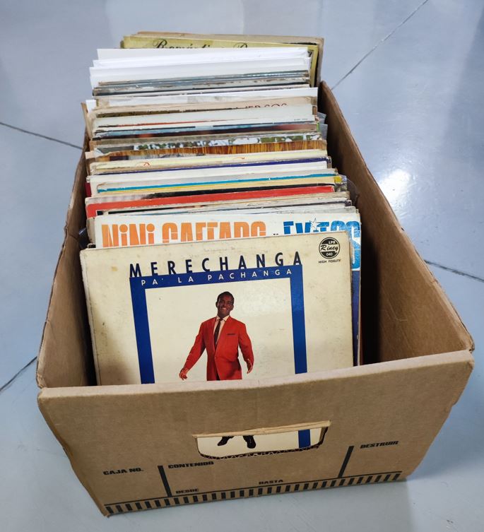 Descripción y digitalización de 770 discos de vinilo de música dominicana, 1940-1990